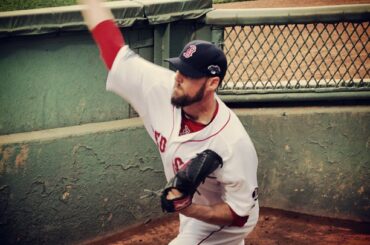 John Lackey se réchauffe avant #ALDS Game 2. Regardez sur TBS ....