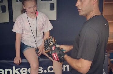 Derek Jeter discute avec un fan de la pirogue @yankees. # samsungnx300 ...