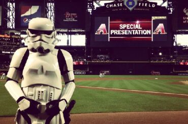 Stormtrooper protégeant le Galactic - er, diamant de baseball - en Arizona. #Samsu ...