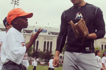 @ giancarlo818 discute avec un jeune joueur de baseball lors de l'événement #PlayBall ....