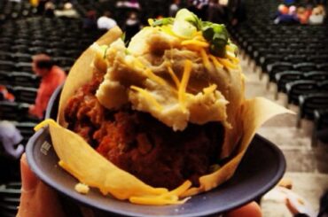#Repost de @mlbfood - Petit gâteau au pain de viande, Comerica Park ....