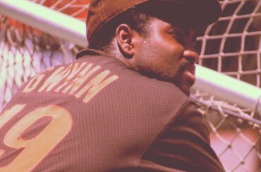 Joyeux anniversaire à Tony Gwynn, membre du Temple de la renommée et de @Padres. #tbt ...