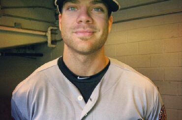 Chris Davis présente les uniformes de camouflage portés à travers @MLB le #MemorialDay. (via @...