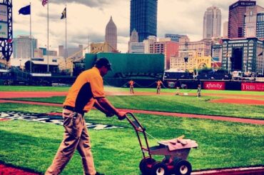 Préparer PNC Park au jeu #NLDS 4. #postseason ...