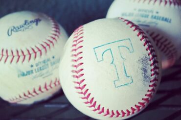 Il y a _________ points de suture sur une balle de baseball. # samsungnx300 ...