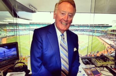Le début de la 65e saison de Vin Scully derrière le micro. #OpeningSeries #Icon ...