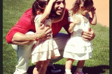 Doubler le plaisir: Mike Aviles et ses filles jumelles. #MLBDad ...