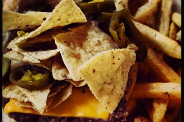 #Repost via @mlbfood. Nacho burger au parc Comerica ....