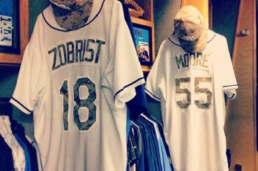 Des maillots de camouflage #MemorialDay sont suspendus à l'intérieur du clubhouse #Rays ....