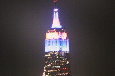 L’Empire State Building s’allume en bleu et orange après le balayage #SubwaySeries de @Mets ...