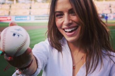 L'actrice Sarah Shahi s'apprête à lancer son premier lancer au Dodger Stadium. #samsun ...