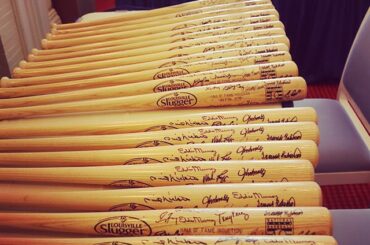 Chaque membre de @BaseballHall présent à #HOFWKND signera ces informations ...