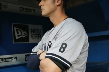 N ° 8: dans nos cœurs et sur nos manches. #PinstripePride (via @yankees) ...