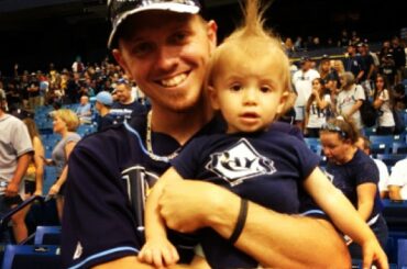 On dirait que papa était en charge des cheveux aujourd'hui. #MLBDad ...