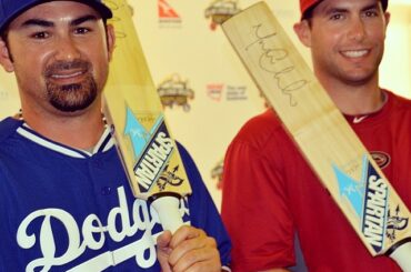 Les sluggers échangent leurs battes contre des pagaies de cricket. #OpeningSeries ...