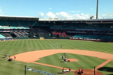 L'équipage de terrain prépare le terrain. #OpeningSeries ...