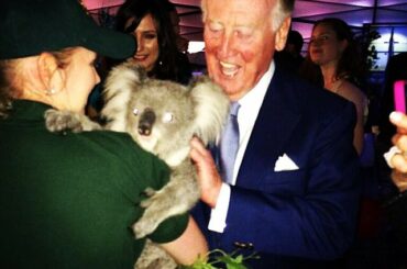 Vin Scully rencontre un adorable koala (via @dodgers). #openingseries ...