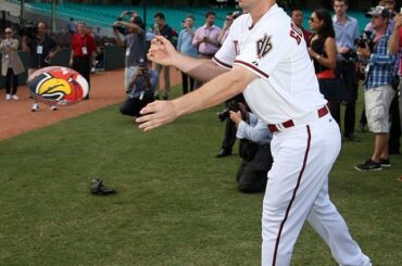 Goldy découvre un nouveau sport Down Under. #OpeningSeries ...