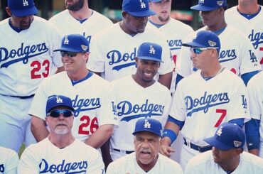 Les @Dodgers posent (en quelque sorte) pour une séance photo au terrain de cricket de Sydney. #Ope ...