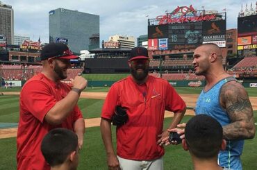 #Repost @wwe:

La Viper @randyorton passe du temps avec la St. Louis Cardina ...
