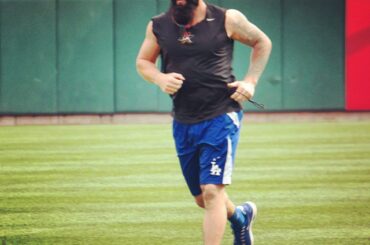 Le releveur # Wilson Wilson, Brian Wilson, court sur le terrain avant le deuxième match de #NLCS ....