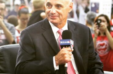 Le commissaire Rob Manfred répond aux questions lors de la séance publique à #FanF ...