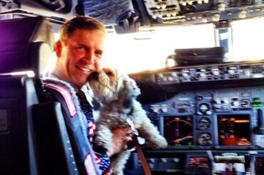 Hank le #BallparkPup s'est lié d'amitié avec son pilote aujourd'hui. (Via @brewers) ...