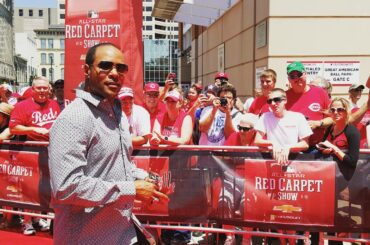 Barry Larkin a l'air vraiment forte.

#ASGRedCarpet présenté par @chevrolet ...