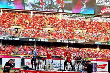 @walkthemoonband amène tout le monde à se taire et à danser devant le #HRDerby dans le cadre de ...