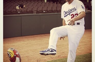 Clayton Kershaw tente un nouveau sport. #openingseries ...