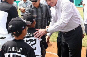 Le commissaire Rob Manfred accueille les jeunes participants. #MLBinCuba ...