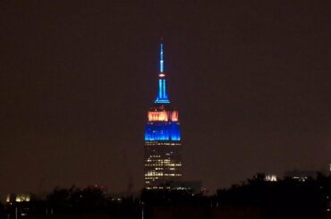 Le @empirestatebldg nous permet de savoir qui a pris la première ronde de cette #SubwaySeries ....
