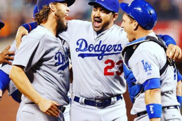 Kershaw a laissé tomber ses mâchoires et les @Dodgers sont de retour à la #postseason! #OwnOc ...