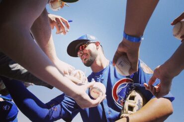 @ kris_bryant17 prend soin de son peuple. #Entraînement de printemps...