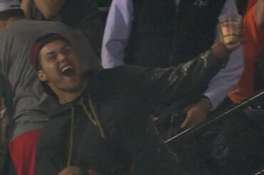 Quand vous arrivez au-dessus de la mêlée de football. #ThrillOfTheGame ...