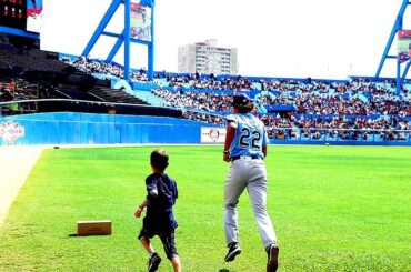 @ ChrisArcher22 et son nouveau meilleur ami, Diego, travaillent sur leur jeu. #MLBinCuba ...