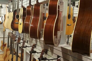 C’est Nashville. Bien sûr, il y aurait des guitares. #HiverMeetings ...