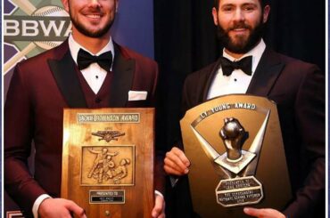 Un couple de @Cubs montrant leur matériel. Les gagnants NL #ROY et #CyYoung @Kris ...