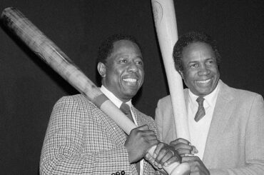 En ce jour de 1982: Hank Aaron et Frank Robinson sont devenus immortels, gagnant un tr ...