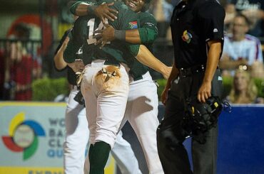 Un W mérite un câlin. #WBCQSydney ...