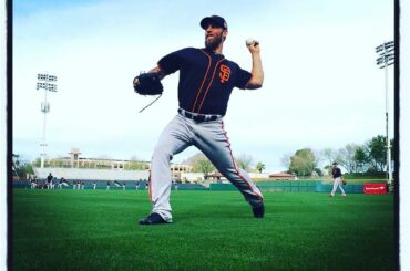 #MadBum, les cheveux courts s'en moquent.
・ ・
#sfgiants Madison Bumgarner se desserre pendant le ...