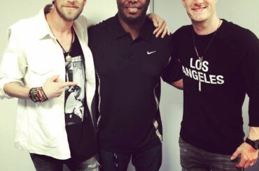 Beaucoup de hits entre ces gars.
・ ・
(Via @flagaline) a rencontré le grand @ther ...