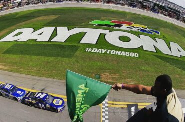 Le doux swing de @therealkengriffeyjr commence le # Daytona500 ....