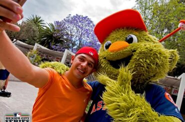 Orbit effectuant ses rondes lors de #MexicoCitySeries ....
