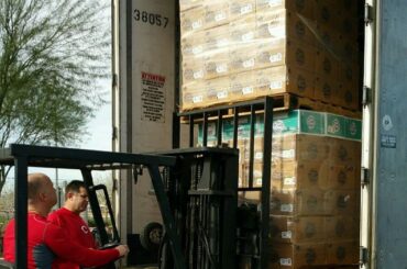 #Repost de @redsbaseball: Le camion est arrivé à Goodyear! Le déchargement est unde ...