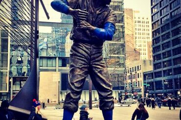 @kcroyals remet une casquette KC Monarchs à la statue d'Ernie Banks exposée à Chicago ....