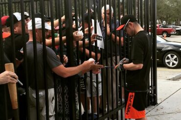Les autographes d'Ichiro sont clairement en forte demande. #BaseballBegins ...
