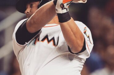 Casey McGehee accumule beaucoup de tubes dans sa valise et se dirige vers l'ouest. #HotSt ...