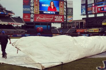 Il est temps d'enlever la bâche à Citi Field. #mets ...