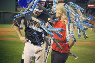 Voici comment les @dbacks célèbrent une #walkoff ....